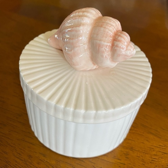 FITZ and Floyd vintage 1981 trinket box. Hand painted ceramic. 3.5”W x 3.75”T - Picture 12 of 14